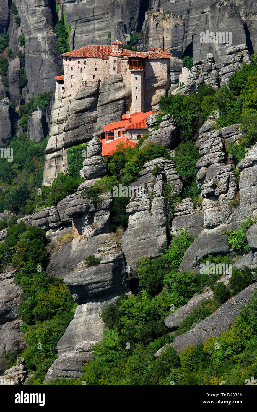 Fondata nel XVI secolo, il facilmente accessibile monastero Rousannou occupa una roccia inferiore rispetto agli altri della meteora. Foto Stock