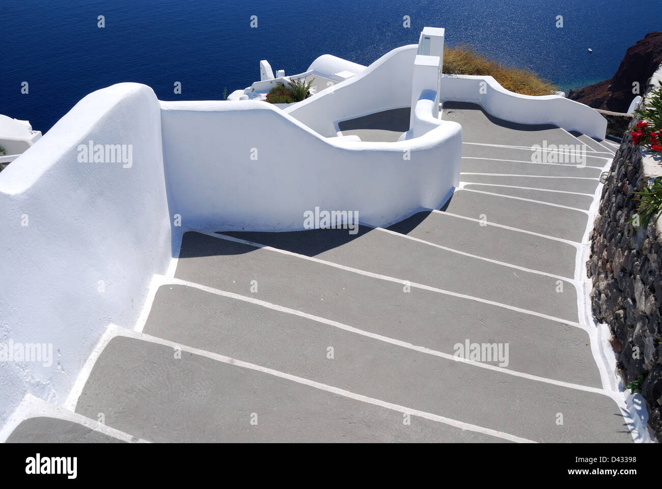 Le scale che portano al mare, Santorini villaggio di Oia, Grecia, una popolare meta turistica per l'architettura. Foto Stock