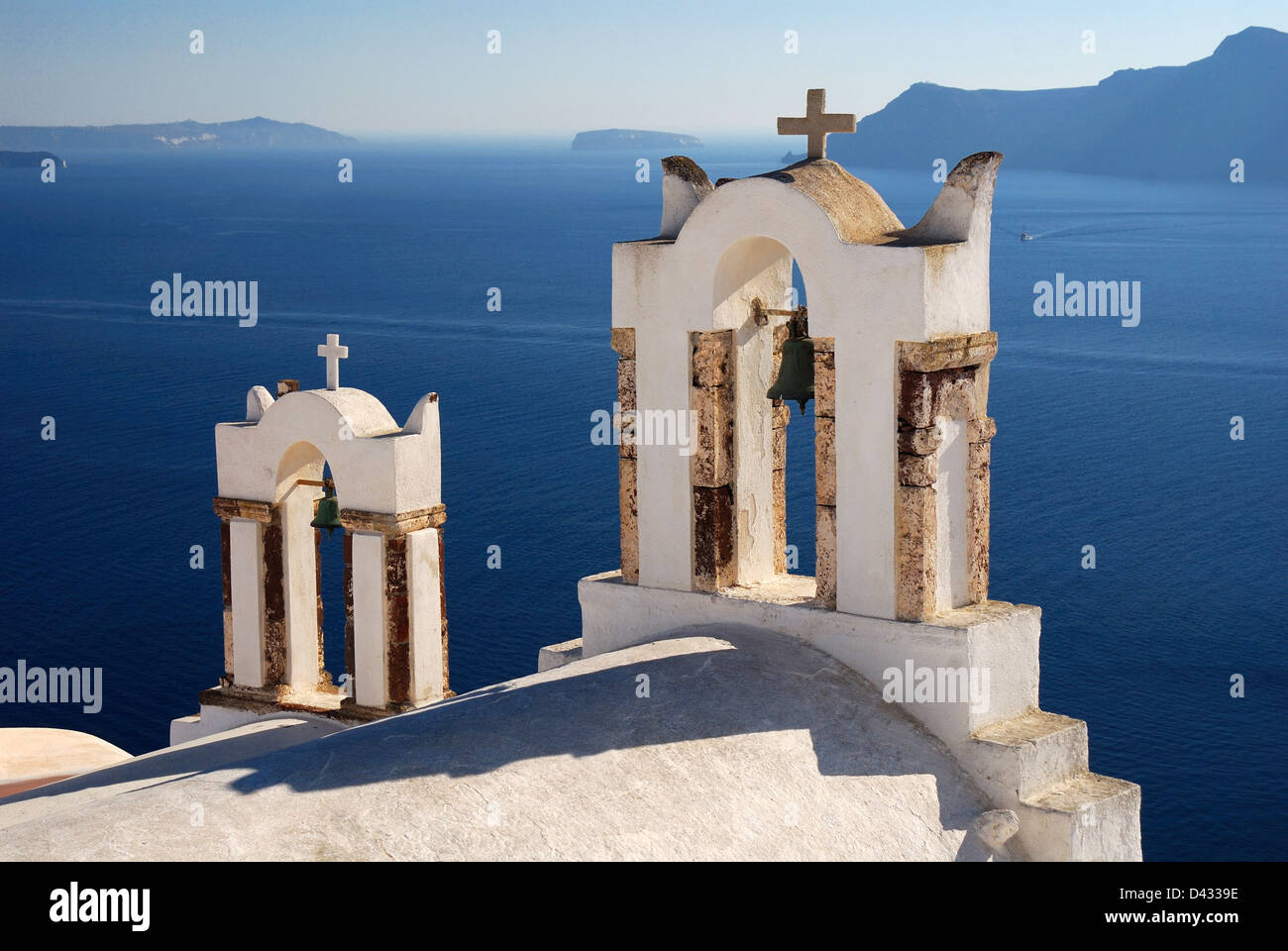 Tipico greco chiesa nella città di Oia - Santorini (Thira) isola sulla Grecia Foto Stock
