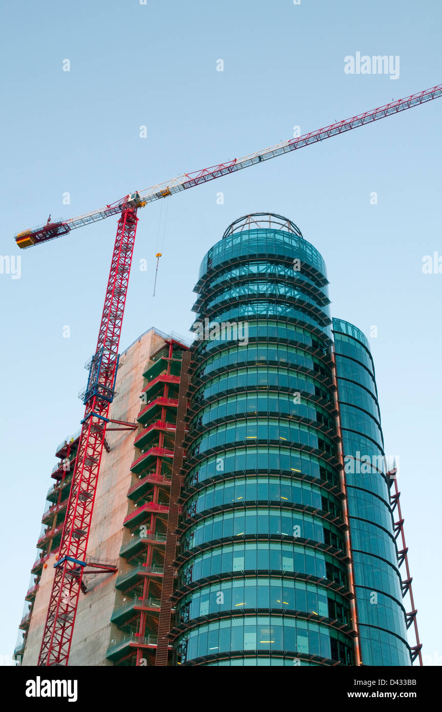 Torre di biossido di titanio in costruzione. AZCA, Madrid, Spagna. Foto Stock