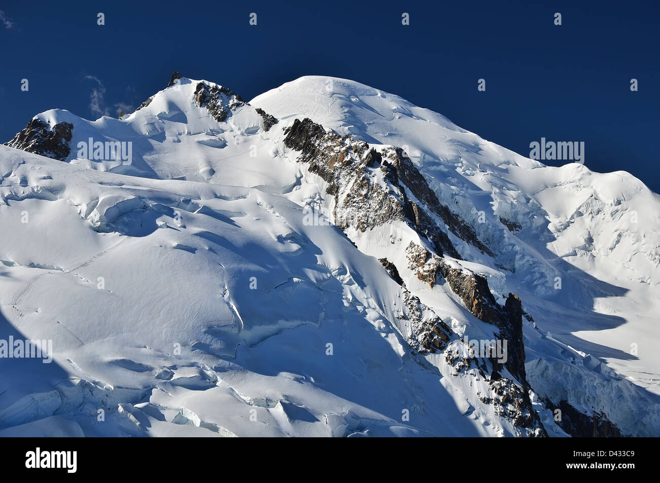 Mont Blanc è la montagna più alta del centro storico di Europa (4810 m di altitudine). Immagine è prendere dalla Aguille du Midi, Chamonix in Francia. Foto Stock
