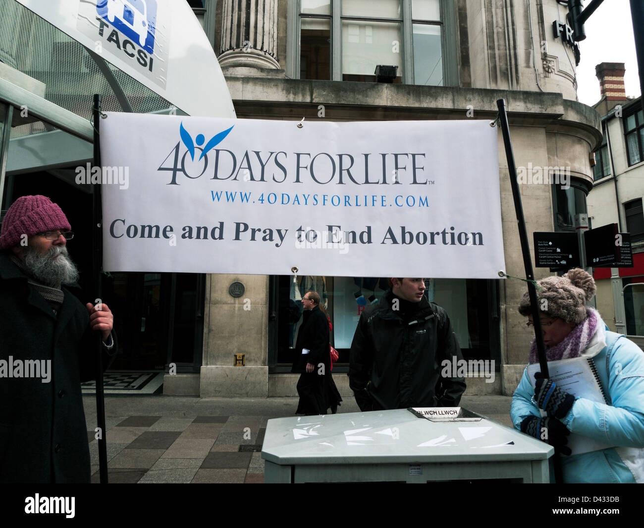 Anti aborto pro vita manifestanti con 40 giorni per la vita banner St. Mary Street Cardiff Galles Regno Unito Gran Bretagna KATHY DEWITT Foto Stock