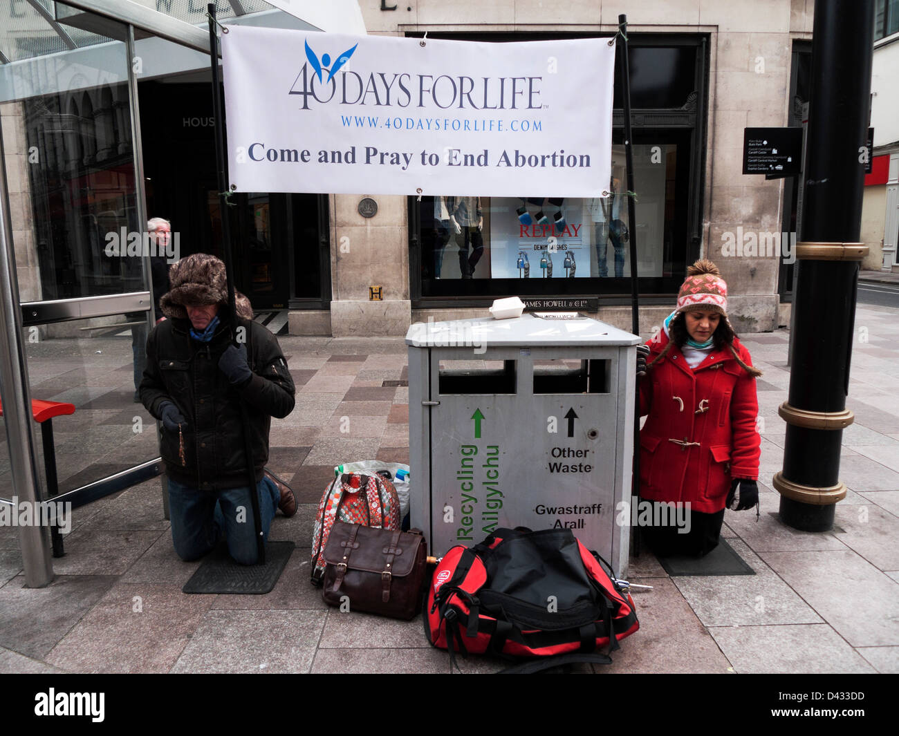 Anti aborto pro vita manifestanti che pregano in ginocchio con 40 giorni per la vita banner pregare per terminare aborti St. Mary Street Cardiff Galles Regno Unito Gran Bretagna Foto Stock