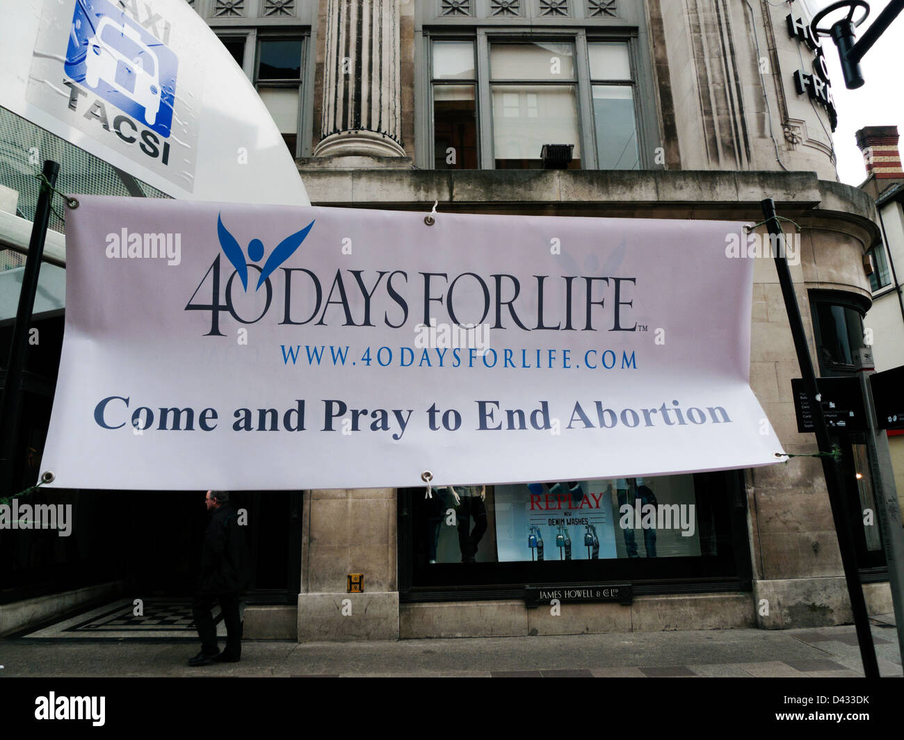 Anti aborto protesta banner religioso '40 giorni per la vita' campagna fuori St Mary Street Cardiff Galles Regno Unito Gran Bretagna Febbraio 2013 KATHY DEWITT Foto Stock