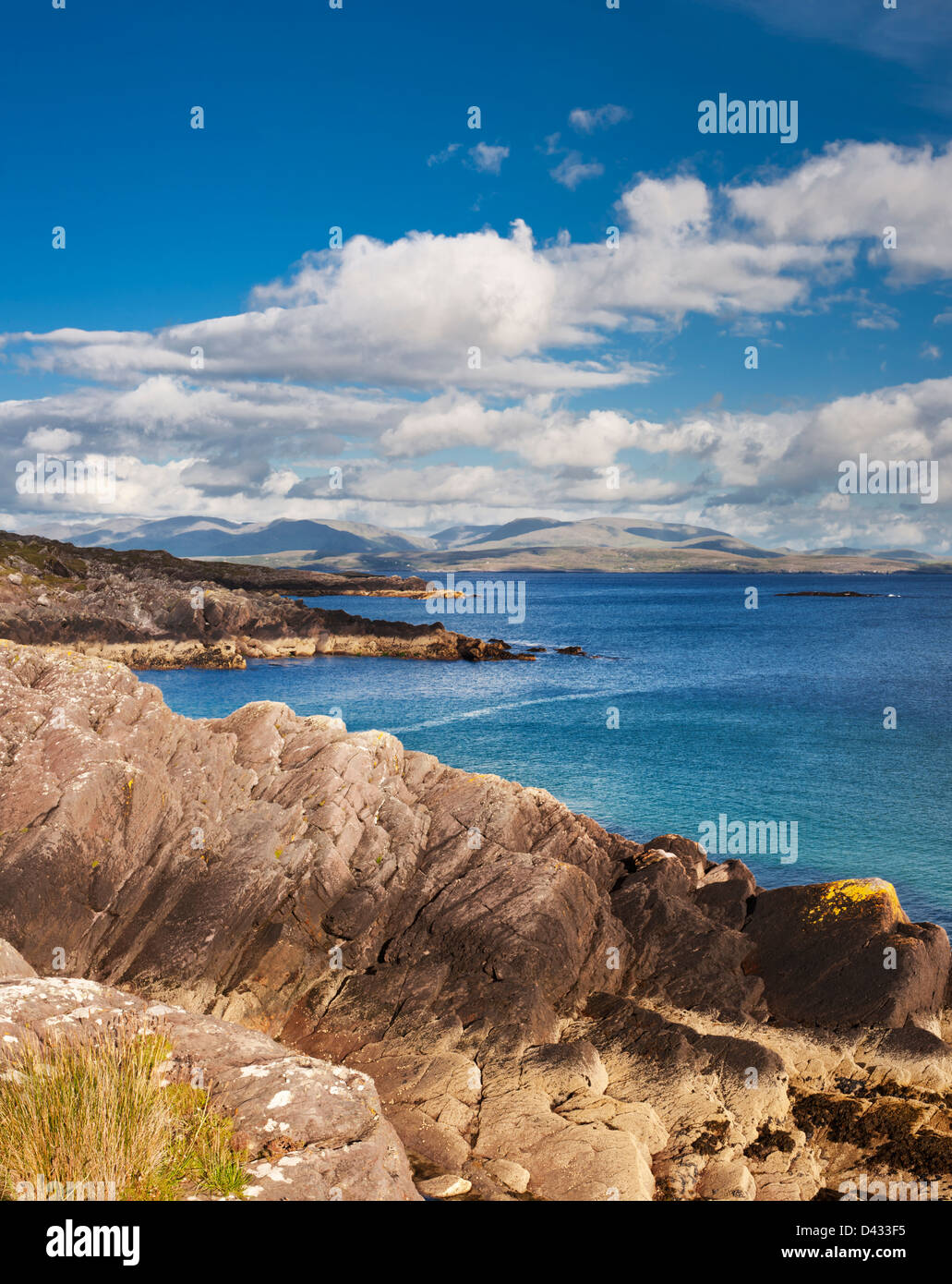 Panorama sulla Baia di Kenmare verso la penisola di Beara da Castlecove, Iveragh Peninsula, nella contea di Kerry, Irlanda Foto Stock