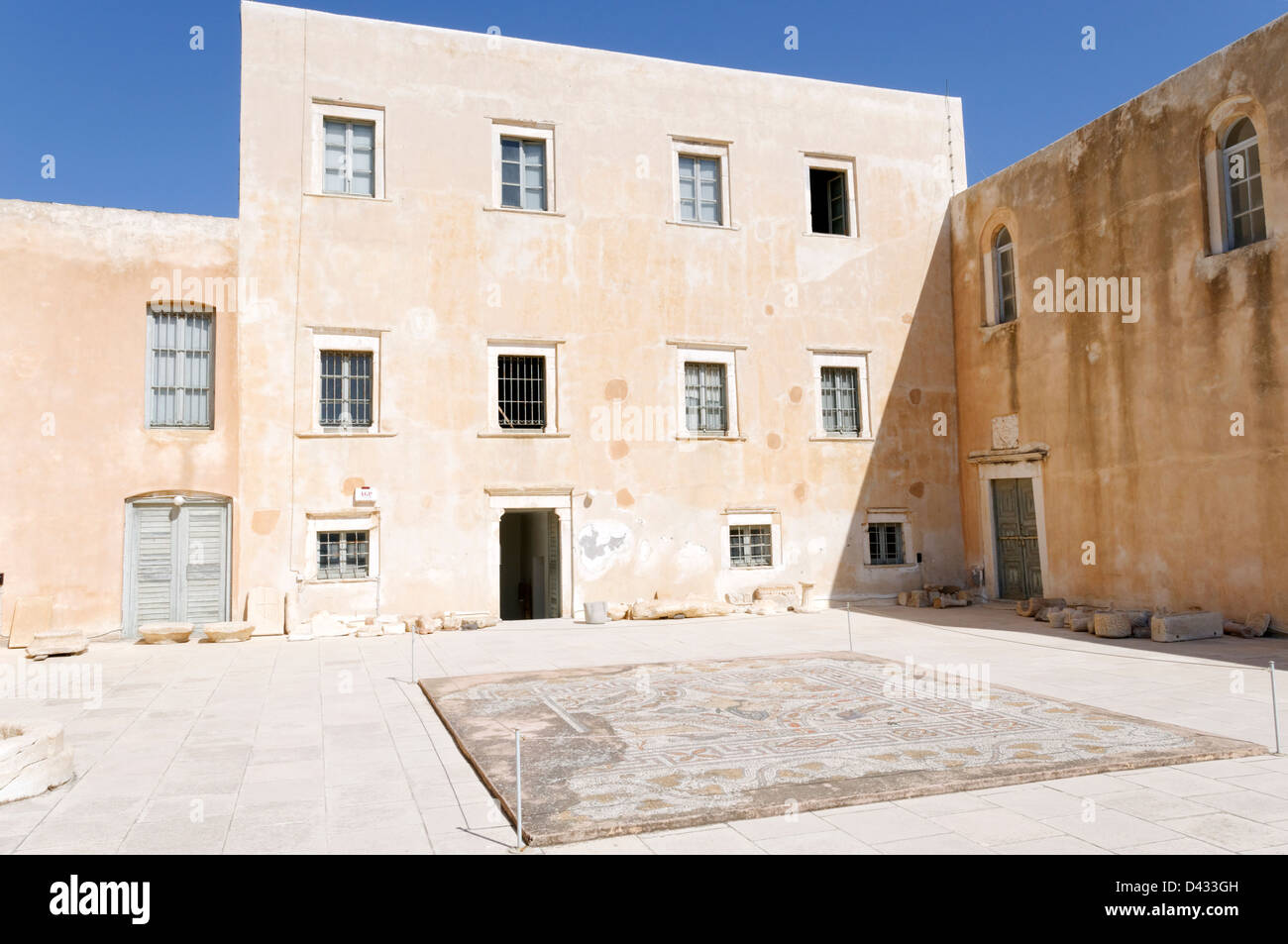 Naxos cicladi grecia. Museo archeologico il cortile con il Romano pavimento a mosaico da Aplomata raffigurante una nereide su un toro Foto Stock