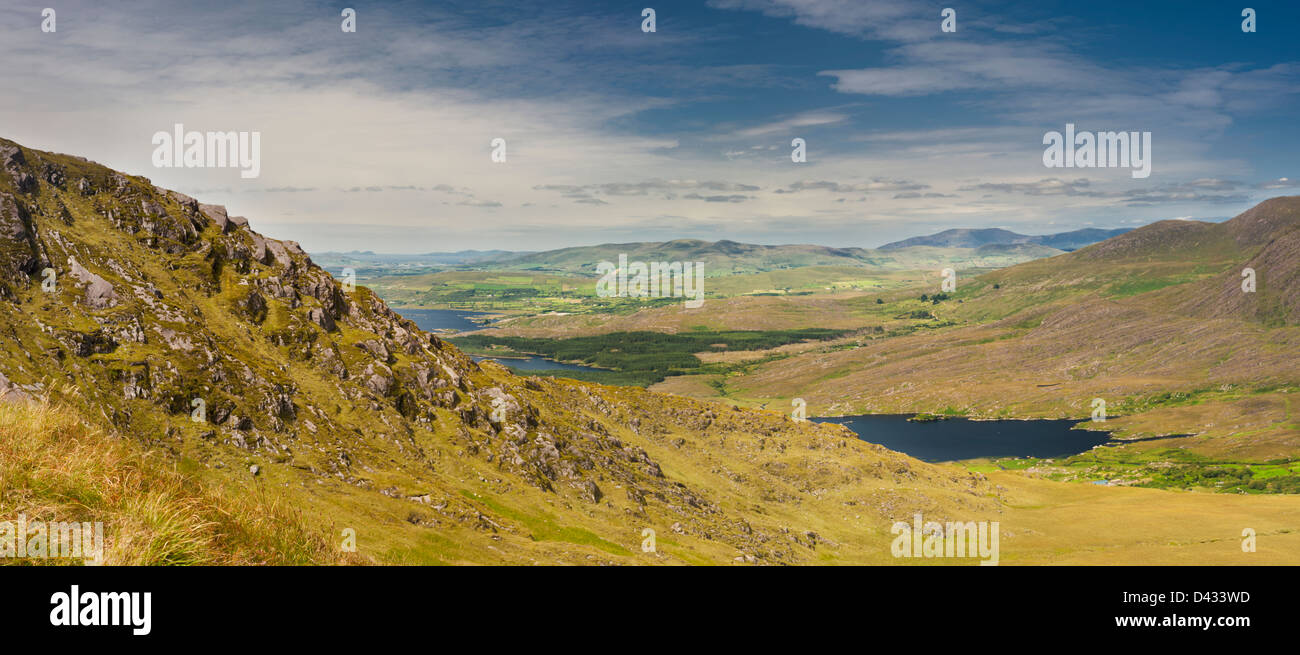 Panorama guardando ad ovest su Lough Currane e Waterville da aquile Hill, Iveragh Peninsula, nella contea di Kerry, Irlanda Foto Stock