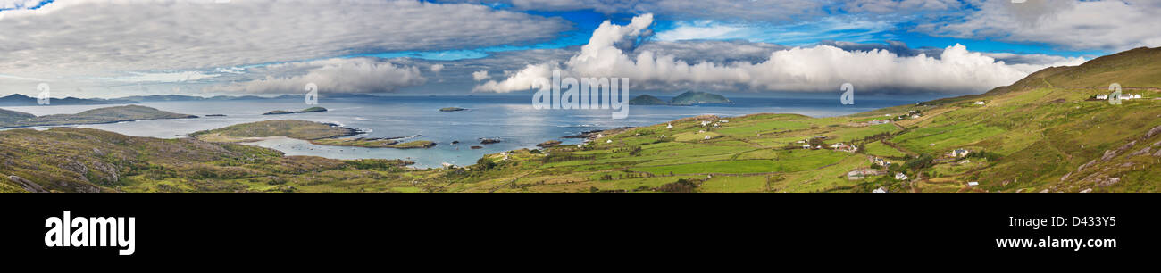 Panorama sulla Baia di Kenmare verso Beara e l'Oceano Atlantico, da Farraniaragh, Iveragh Peninsula, nella contea di Kerry, Irlanda Foto Stock