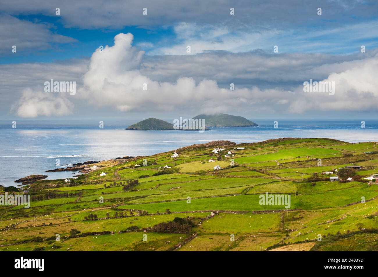 Vista verso Deenish e Scarif isole e l'aperto oceano Atlantico, da Farraniaragh, Iveragh Peninsula, nella contea di Kerry Foto Stock