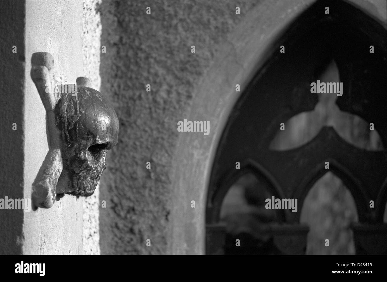 Teschi del cimitero vicino a San Giorgio di Almenno San Bartolomeo. Foto Stock