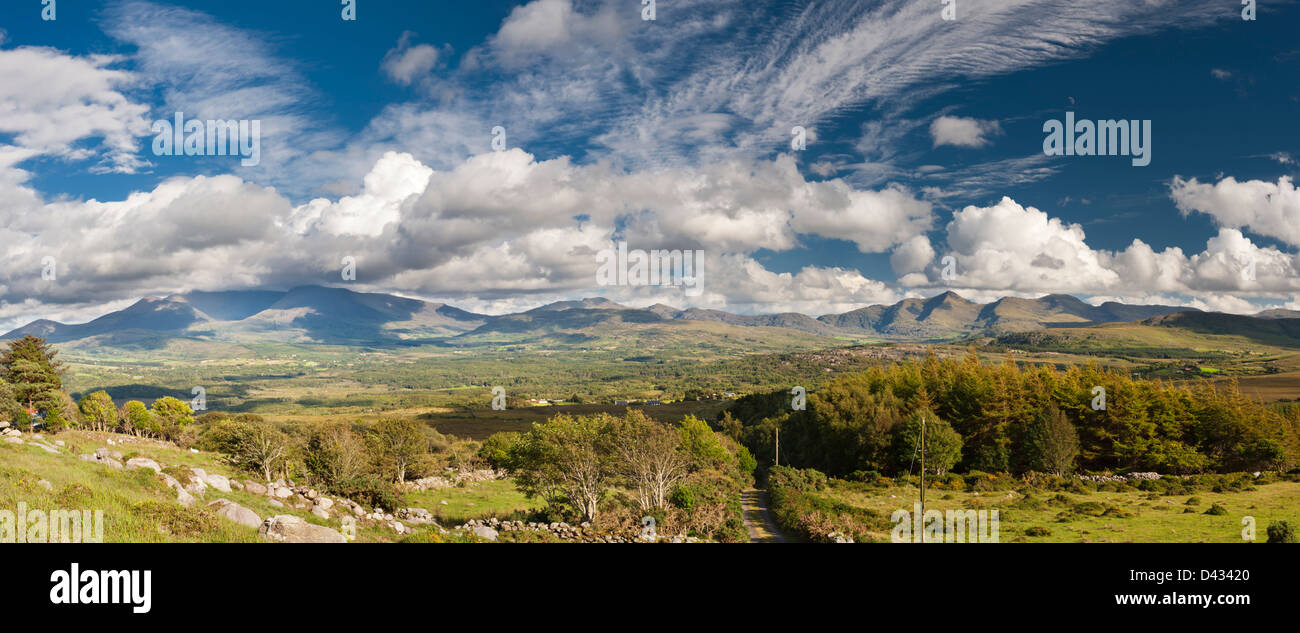 Panorama della Macgillicuddy Reeks e Mullaghanattin nella penisola di Iveragh, nella contea di Kerry, Irlanda Foto Stock