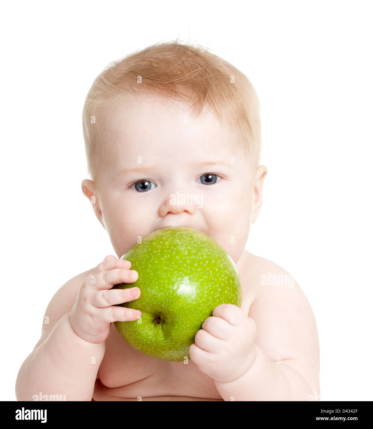 Baby boy holding e mangiare mela verde, isolato su bianco Foto Stock