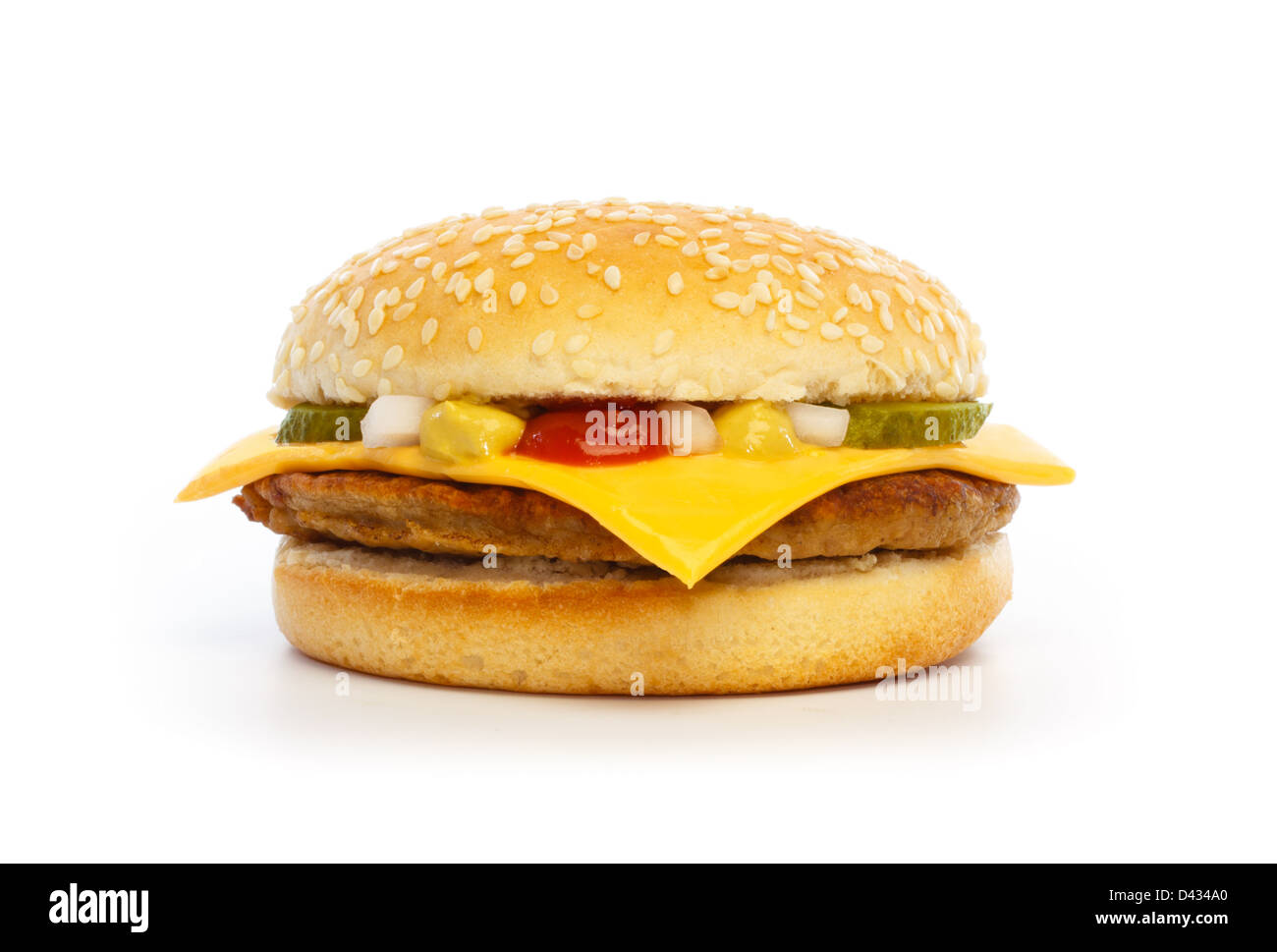 Hamburger con formaggi, sottaceti, cipolla e salsa su sfondo bianco Foto Stock