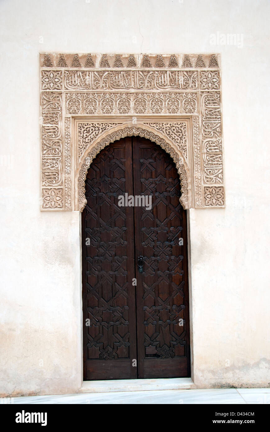 Una bella porta di legno all'interno dell'Alhambra di Granada, Spagna. Foto Stock