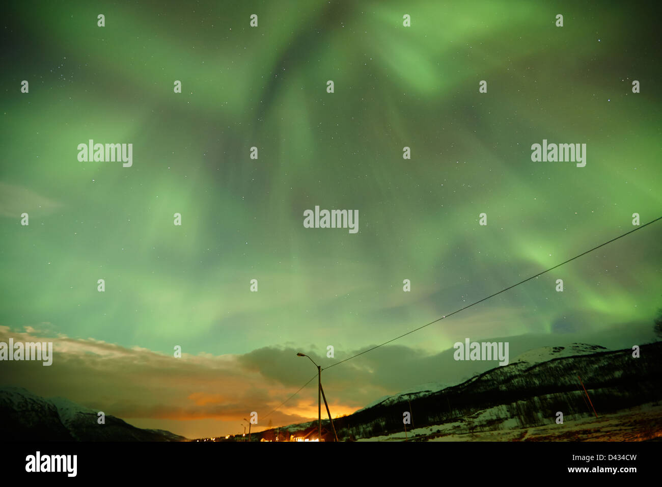 Vista di una piena corona Northern lights aurora boreale nei pressi di Tromso in Norvegia del nord europa Foto Stock