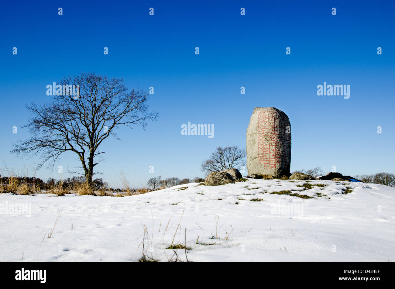 Antico luogo di sepoltura contrassegnati con un famoso runestone a Karlevi sull'isola di Öland nel mar Baltico. Foto Stock
