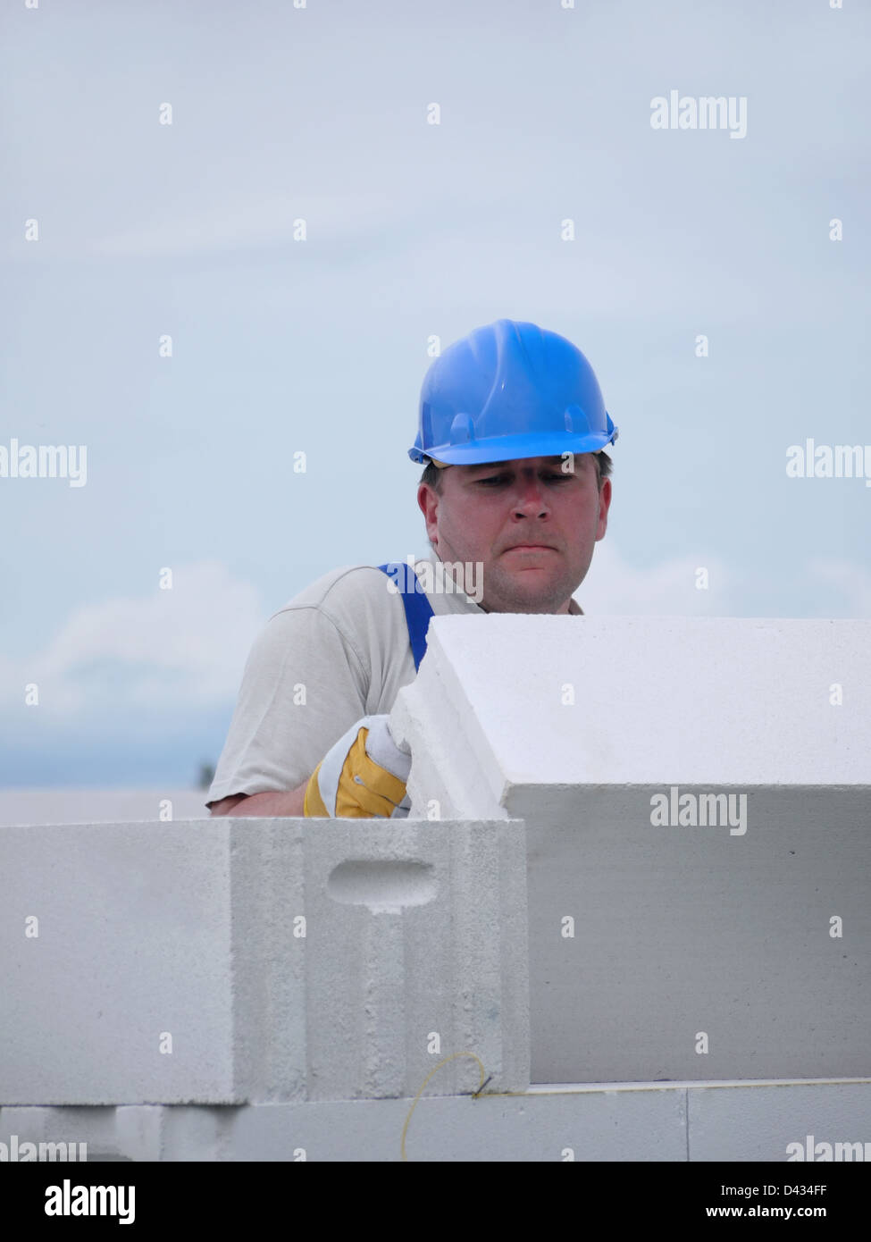 Mason bianco posa aerato autoclavato blocco di calcestruzzo di una singola famiglia di muro di casa Foto Stock