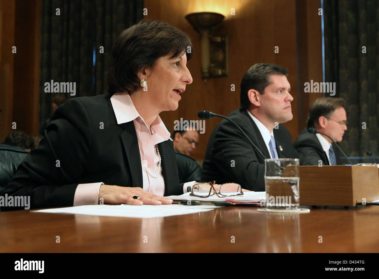 L'AC donna Bucella ha testimoniato davanti al Comitato per la sicurezza interna del Senato riguardo ai metodi di contrabbando usati dai cartelli della droga. Accompagnato da James Dinkins (ICE) e Thomas Harrigan (DEA), Bucella ha fornito informazioni critiche sugli sforzi federali anti-contrabbando. Foto Stock