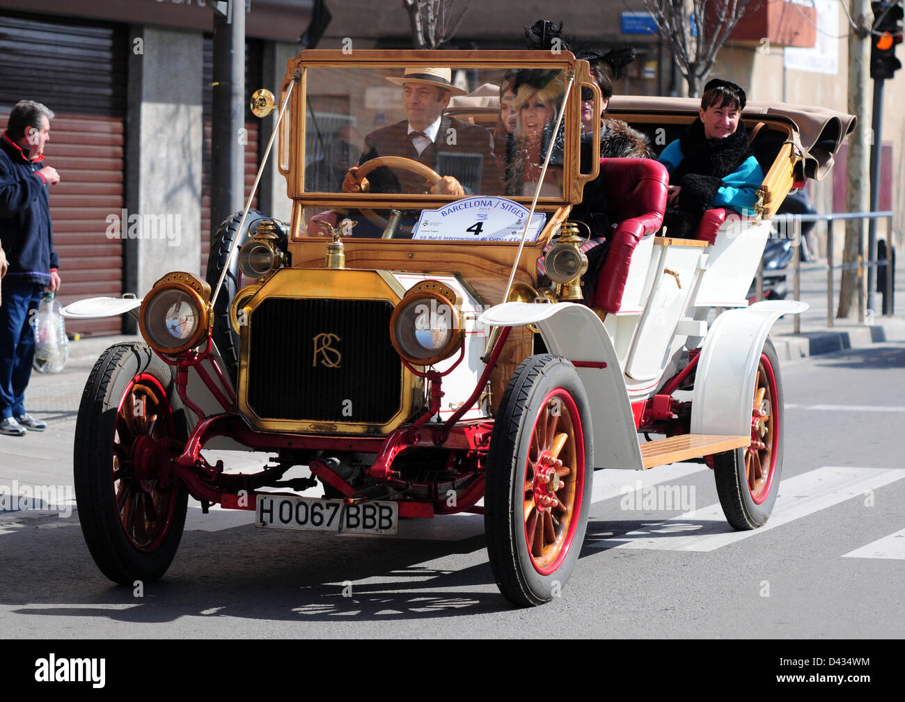 55Th Oldtimer Rally ( Barcellona. Spagna, 3 marzo 2013) Macchine Vintage Rally da Barcellona a Sitges (Spagna). La più antica costruzione in 1904 fino a 1905s. Di domenica, la gente si veste di costumi del tempo dell'auto. Foto Stock