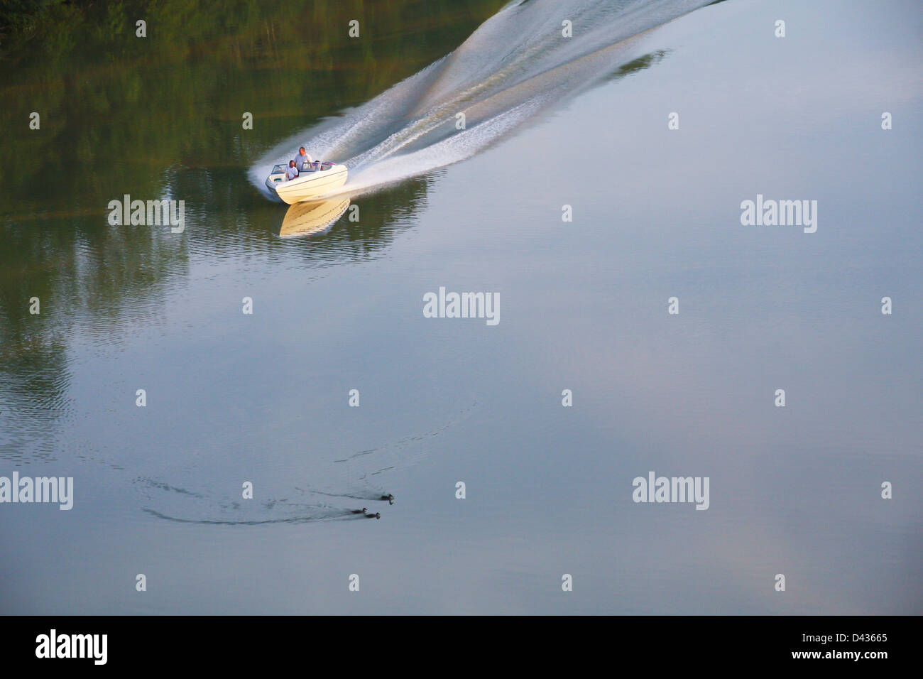 Due uomini in una barca sul fiume di sovrapposizione a bloccaggio rapido, Clinton Tennessee Foto Stock