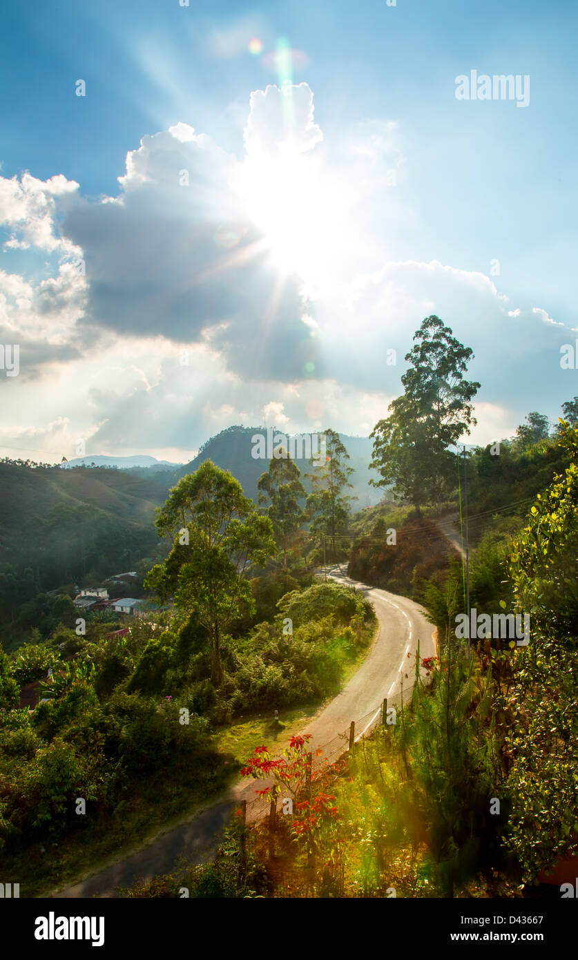 Belle Montagne Paesaggio e strada con il blu del cielo e la luce del sole Foto Stock