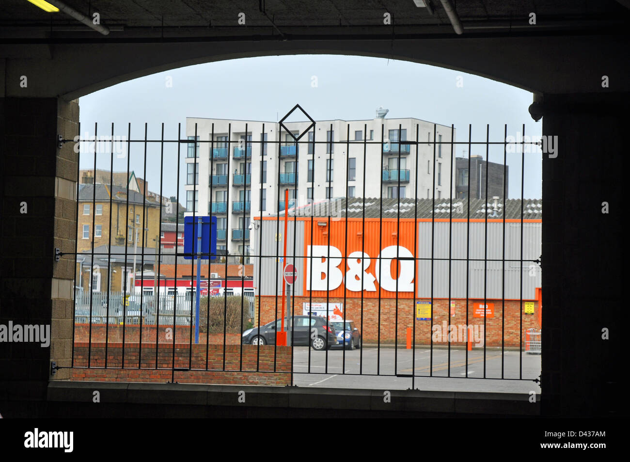 Il paesaggio urbano in Maidstone con B&Q magazzino e blocco di appartamenti residenziali Foto Stock