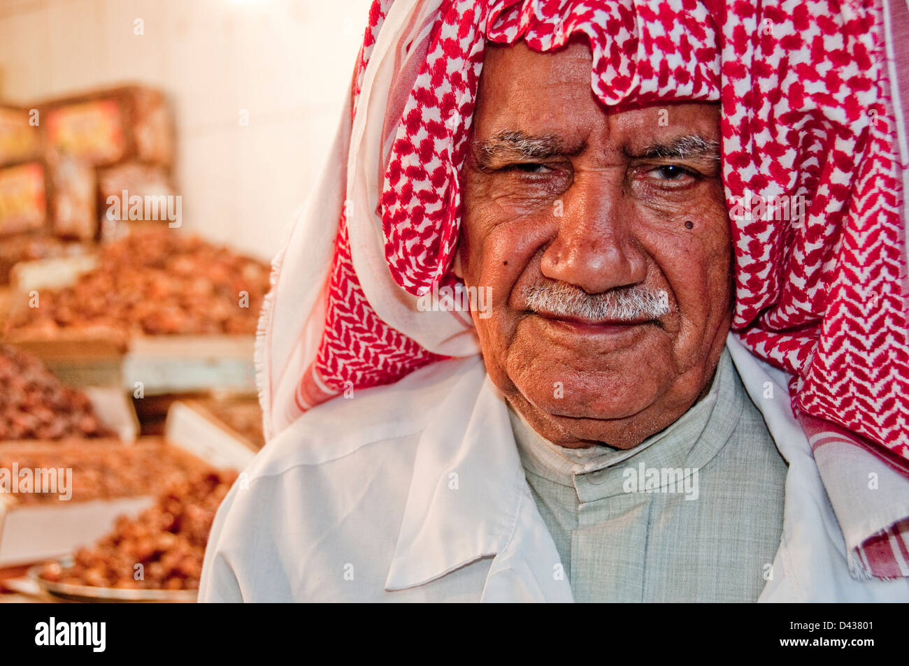 L'uomo le date di vendita, Souk Al-Mubarak, Kuwait City Foto Stock