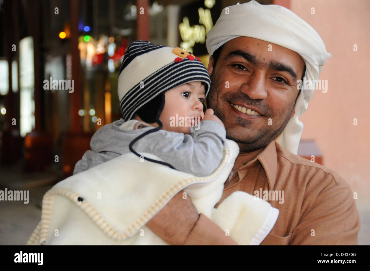 Padre musulmano e figlio Souk Al-Mubarak Kuwait City Foto Stock