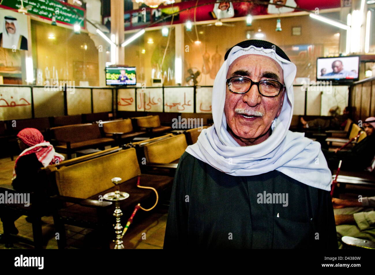 Gli uomini anziani in waterpibe cafe Souk Al-Mubarak Kuwait City Foto Stock
