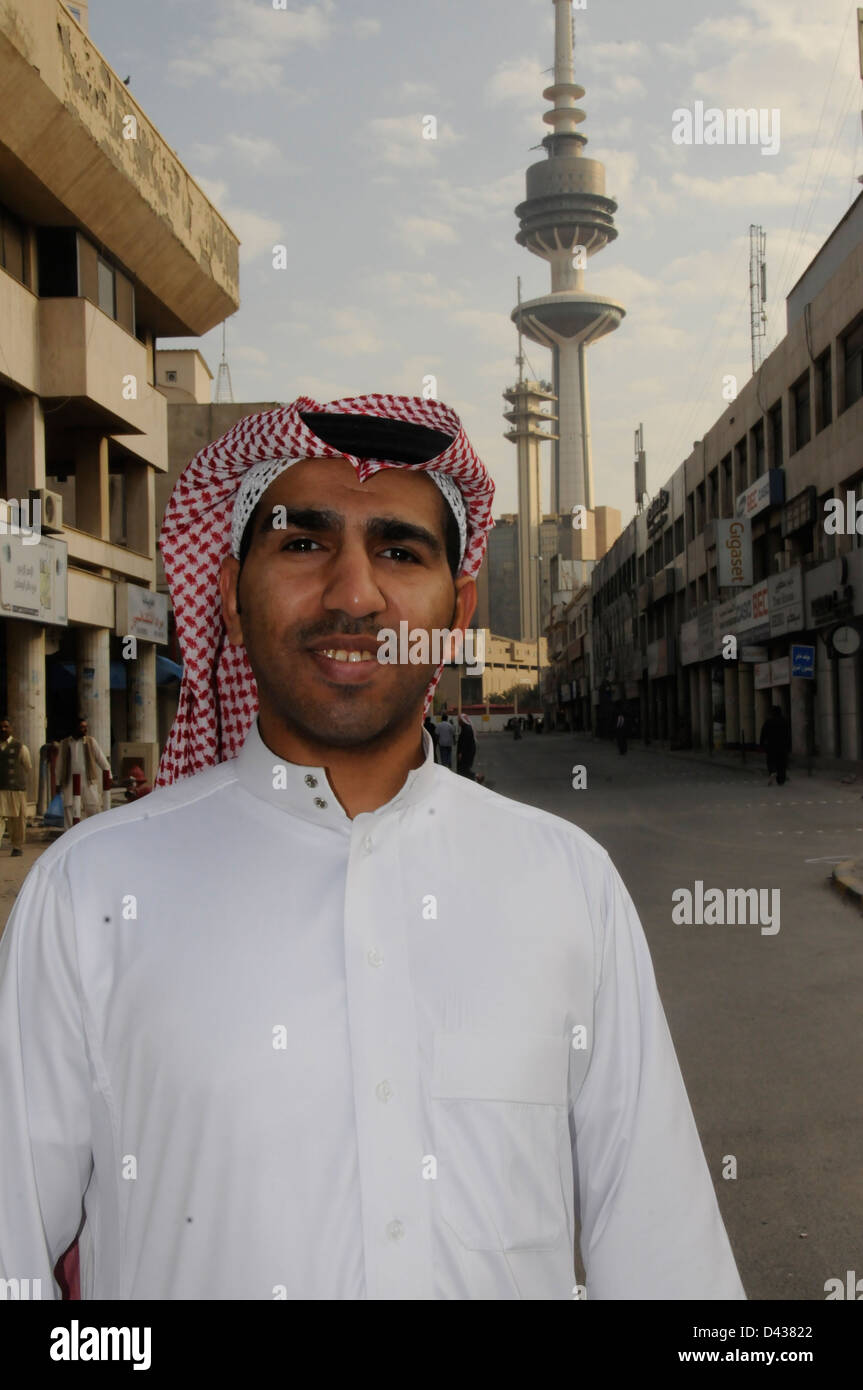 Arab in posa di fronte di Souk Al-Mubarakiya, Kuwait City Foto Stock