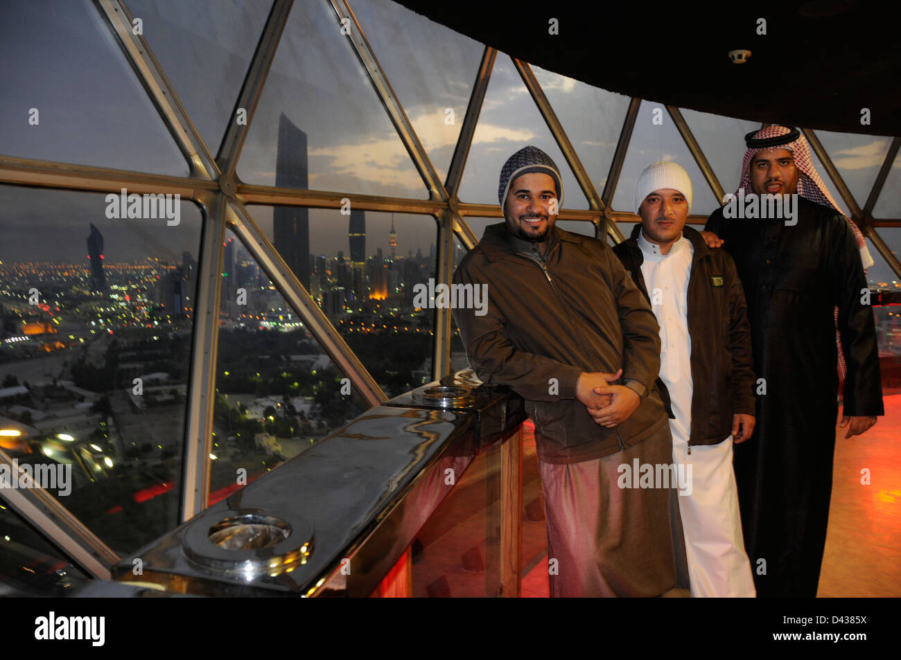 Tre amici dall Arabia Saudita che posano per una foto in Kuwait Towers, Kuwait City Foto Stock