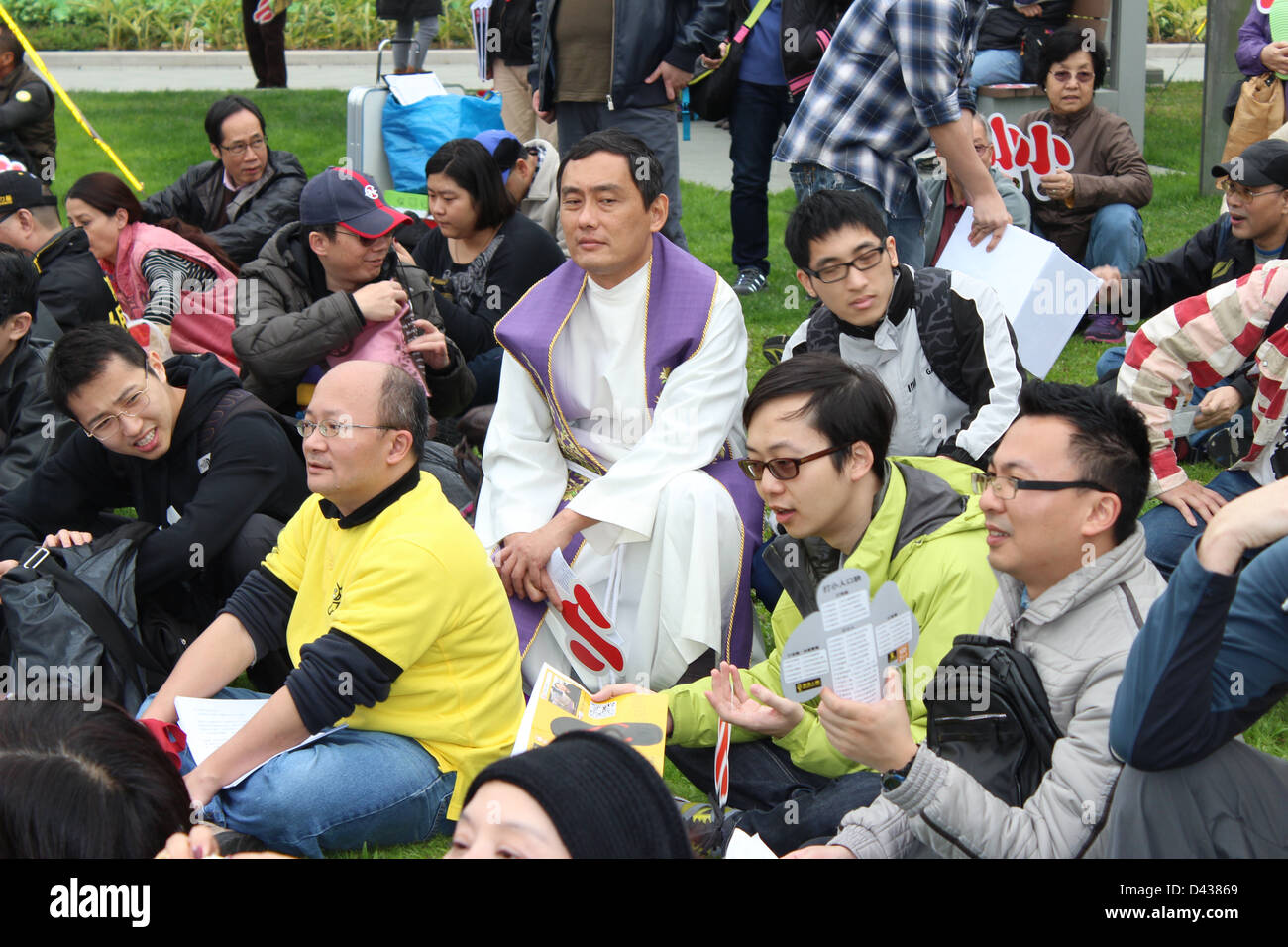 Un assistere a una protesta per la mancanza di misure per aiutare i meno abbienti a Hong Kong di bilancio Foto Stock