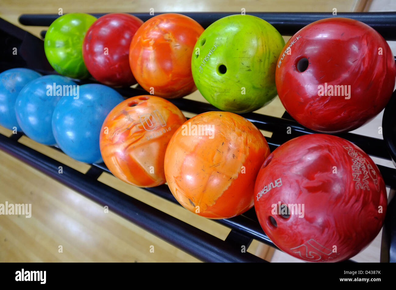 Un vassoio di palle da bowling di differenti pesi e di colori a una pista da  bowling Foto stock - Alamy