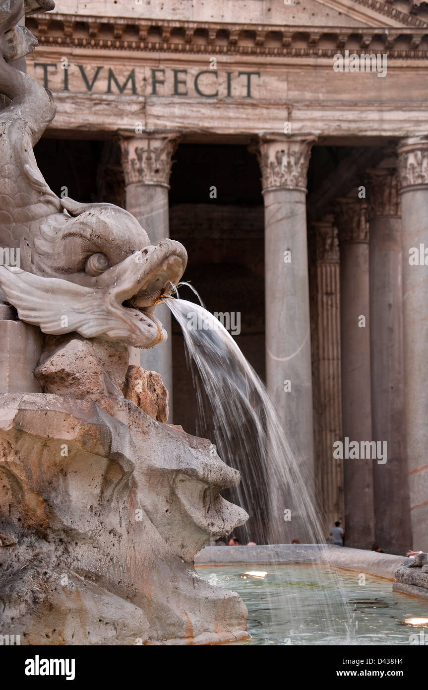 Fontana di acqua al di fuori del Pantheon. Foto Stock