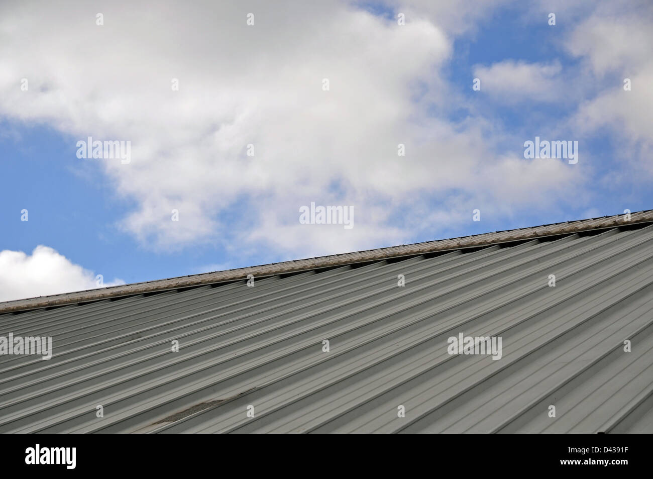 Tetto metallico e di un edificio a Maidstone con cielo blu e nuvole. Foto Stock