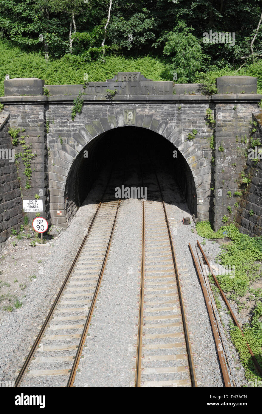 L'ingresso al tunnel Totley Railway a Grindleford sulla Linea di Hope Valley nel Derbyshire Inghilterra Regno Unito Foto Stock