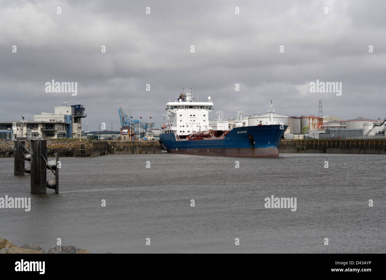 Cargo Tanker Bro Designer nave che lascia Cardiff Docks Galles Regno Unito. Costa gallese vista dalla Barrage, trasporto marittimo costiero Foto Stock