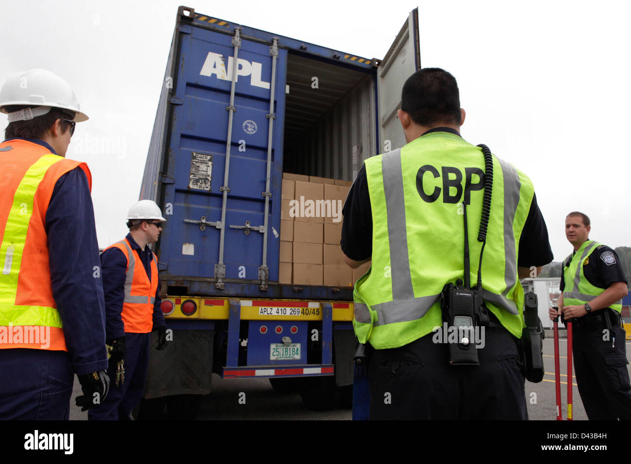 Presso la stazione di ispezione del porto di entrata del CBP, i funzionari doganali utilizzano una serie di tecniche, tra cui la scansione IRP e le ispezioni canine, per cercare camion e veicoli. Le ispezioni riguardano vari prodotti, come cibo, frutta e confezioni, nonché controlli per contrabbando come i fiori falsi. Queste misure contribuiscono a garantire la sicurezza dei confini degli Stati Uniti e a impedire l'ingresso di oggetti non autorizzati. Foto Stock
