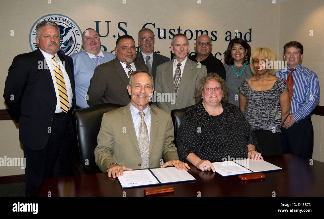 Signor Commissario Alan Bersin e NTEU Presidente Colleen Kelley firmano un accordo Foto Stock