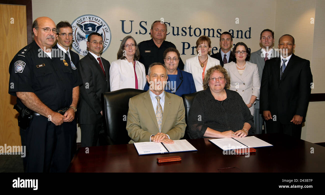 Signor Commissario Alan Bersin e NTEU Presidente Colleen Kelley firmano un accordo Foto Stock