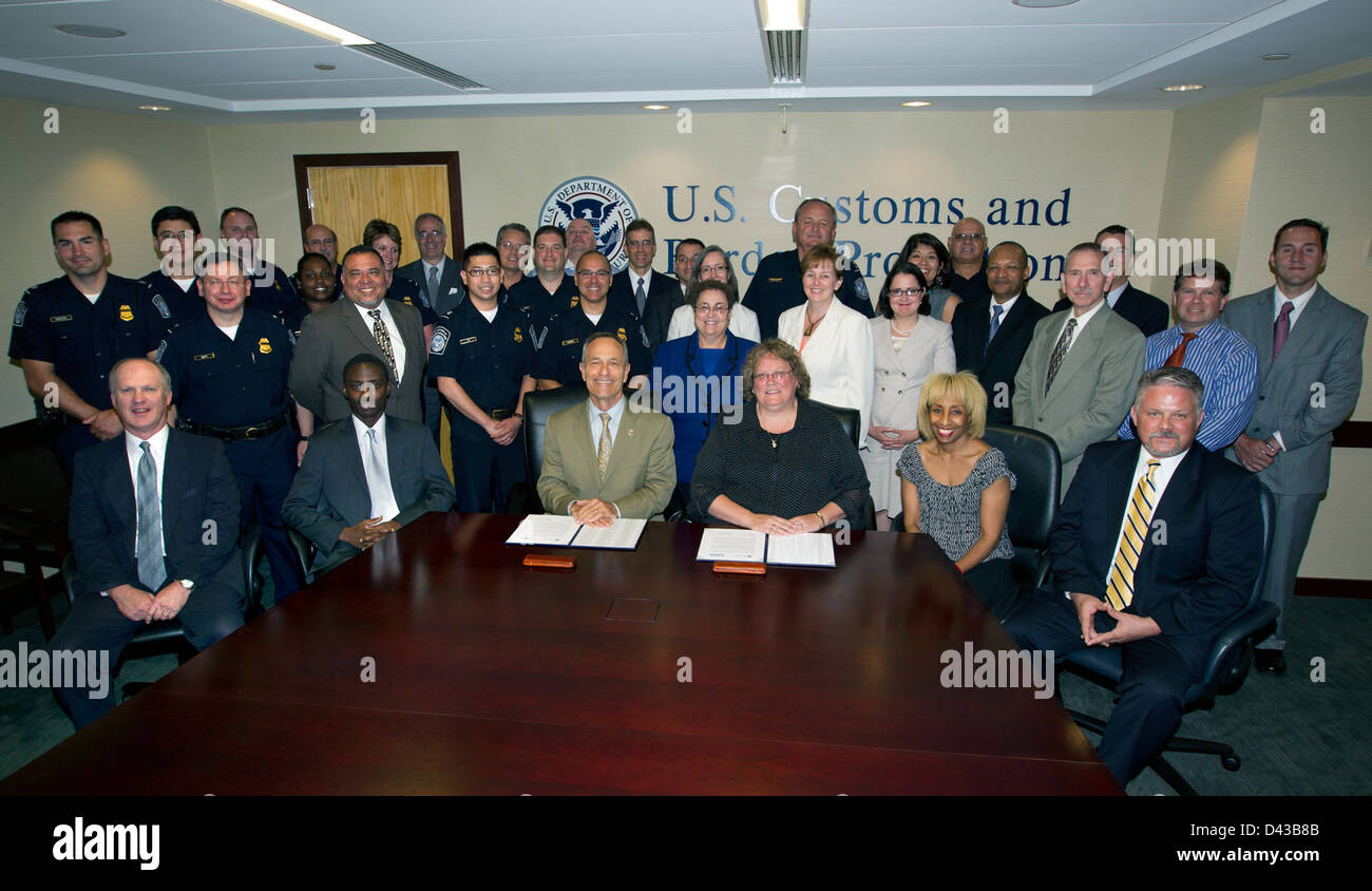 Signor Commissario Alan Bersin e NTEU Presidente Colleen Kelley firmano un accordo Foto Stock