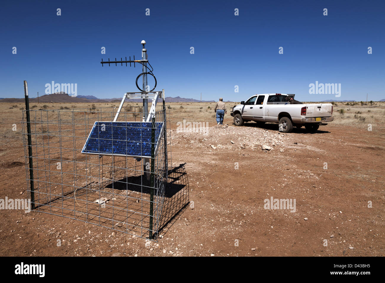 Telecomando, alimentati a energia solare wireless stazione sismica nel deserto del sud del New Mexico USA Foto Stock