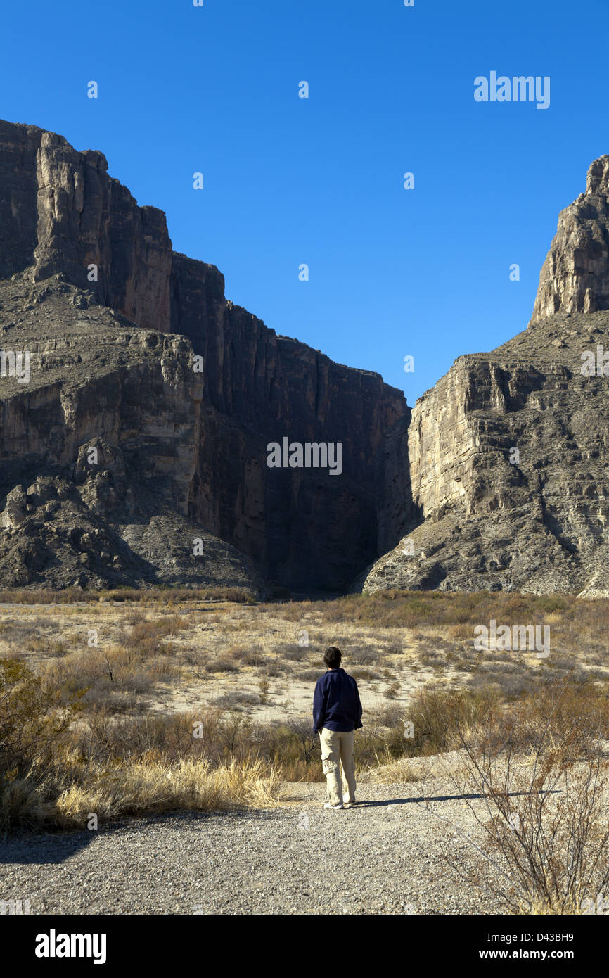 Una persona che guarda verso la Santa Elena Canyon che forma il Messico USA frontiera nel Parco nazionale di Big Bend, Texas, Stati Uniti d'America Foto Stock