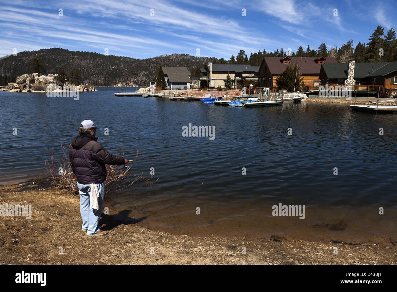 Uomo di pesca sul bordo del Big Bear Lake California Foto Stock