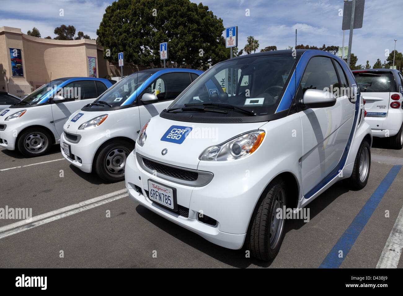 Smart Auto tutti i veicoli elettrici parcheggiato presso un punto di raccolta a San Diego in California Foto Stock