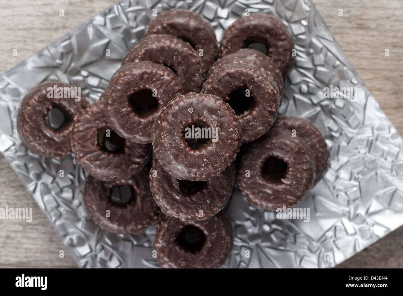 Il tè al cioccolato biscotti sul tavolo di legno Foto Stock