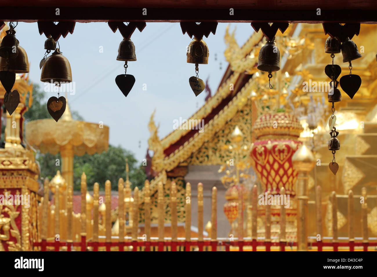 Campanelli d'oro del tempio Doi Suthep (Chang Mai, Thailandia) con golden sfondo architettonico Foto Stock