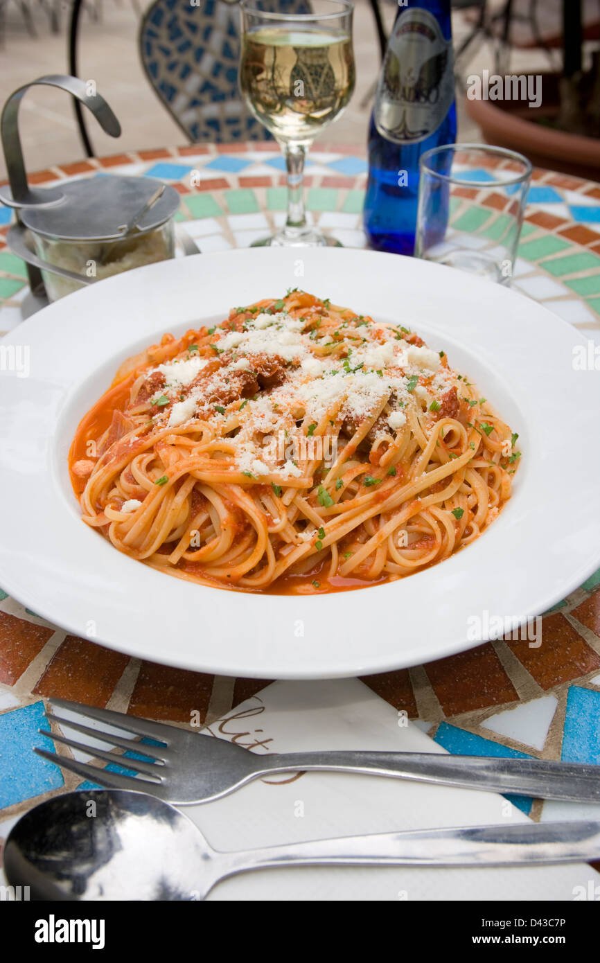 Linguine Melita - linguine scagliata con il maltese di formaggio di capra Maltese, salsicce, pomodori secchi e una ricca salsa di pomodoro Foto Stock