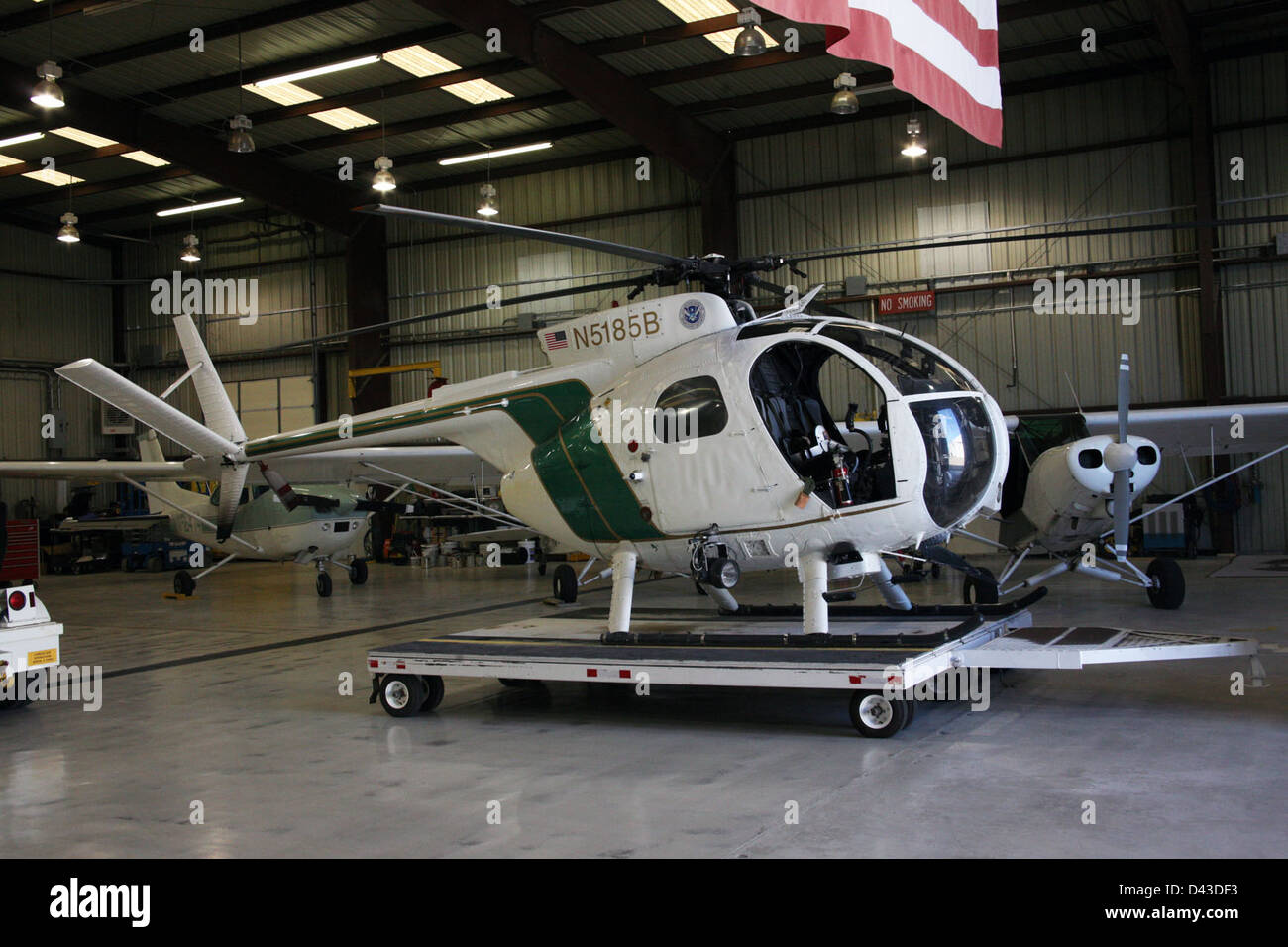 L'elicottero OH-6, utilizzato dalle forze dell'ordine federali come U.S. Customs and Border Protection, è raffigurato qui. Questi elicotteri sono stati determinanti nelle operazioni di pattuglia di frontiera e da allora sono stati ritirati dal servizio attivo. Foto Stock