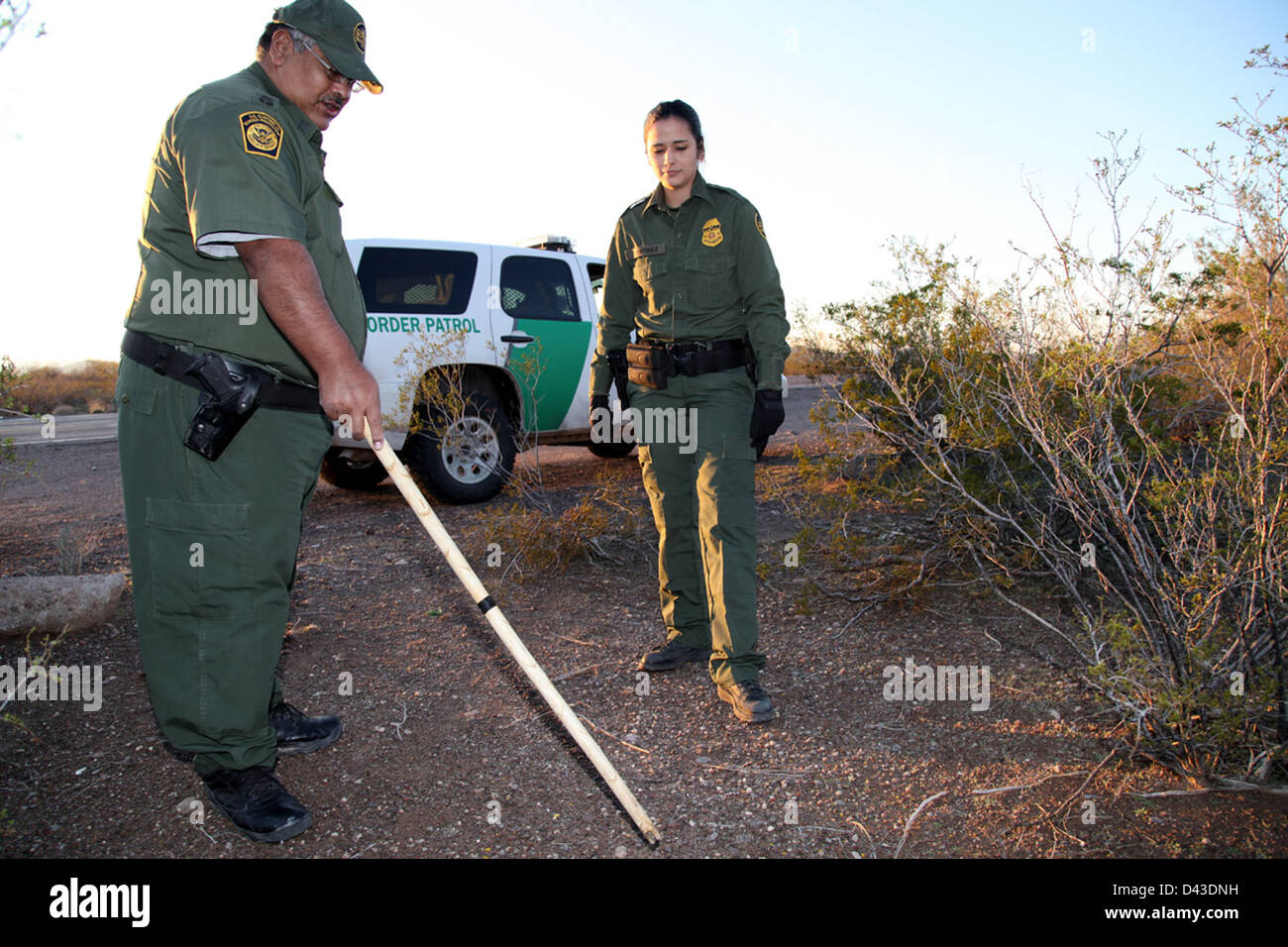 Un agente della pattuglia di confine degli Stati Uniti segue le orme di suo padre, servendo al confine con l'Arizona. Nell'ambito del CBP (Customs and Border Protection) degli Stati Uniti, l'agente partecipa alle attività delle forze dell'ordine, imparando le capacità di tracciamento nel terreno desertico. Foto Stock
